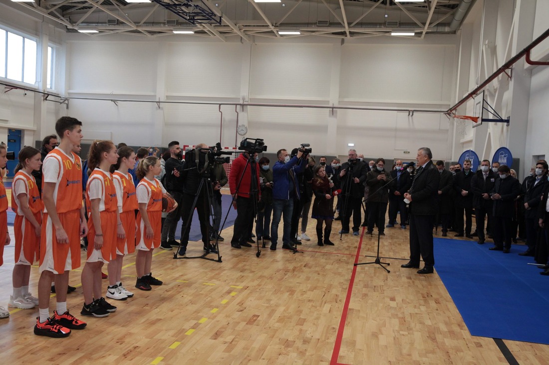 Губернатор Ленинградской области Александр Дрозденко принял участие в открытии нового спортивного комплекса, построенного в Тихвине